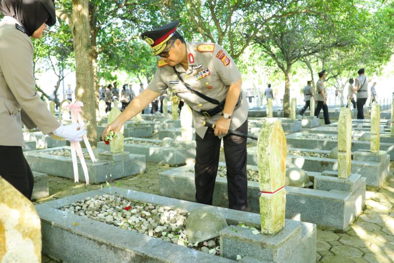 Kapolda Aceh Irjen Pol Achmad Kartiko memimpin upacara ziarah dan tabur bunga di Taman Makam Pahlawan (TMP) Banda Aceh, Senin pagi, 23 Juni 2025. (Foto: Ist)