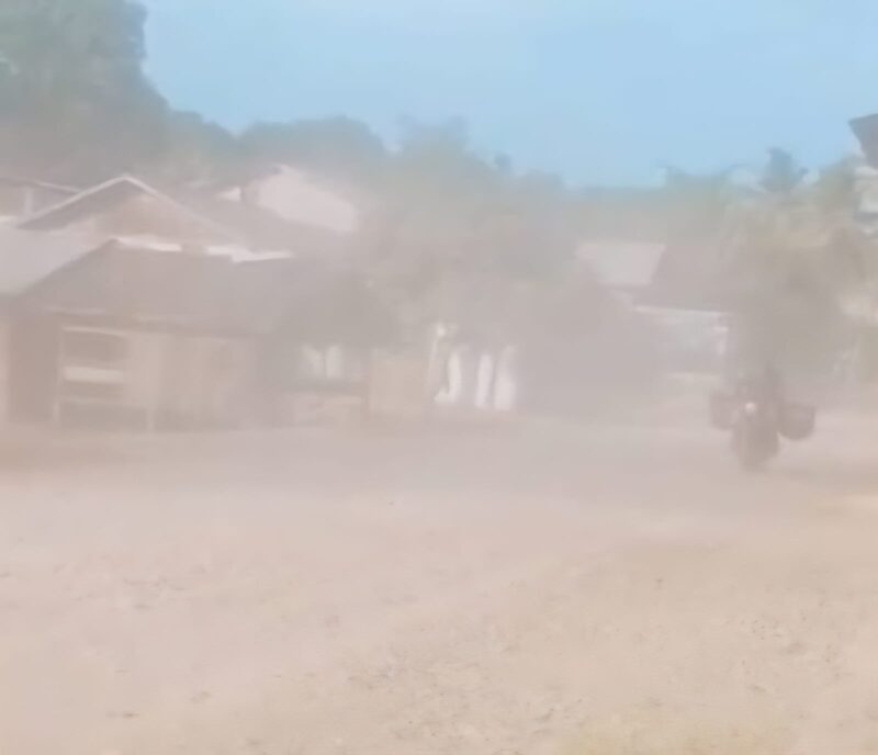 Masyarakat mengeluhkan kondisi ruas jalan berdebu dari Gampong Ujung Padang sampai Buket Gadeng, Kecamatan Kota Bahagia, Aceh Selatan. (Foto: Ist)