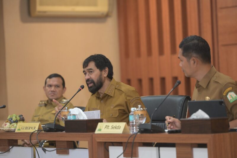 Gubernur Aceh Muzakir Manaf (Mualem) didampingi Wagub Fadhlullah dan Plt. Sekda Aceh M Nasir Syamaun memimpin Rapim Pemerintah Aceh membahas percepatan realisasi APBA 2025 di Gedung Serbaguna Setda Aceh, Senin (23/6). (Foto: For Infoaceh.net)