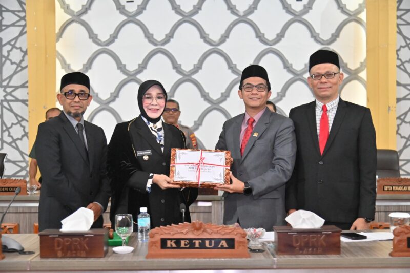 Wali Kota Banda Aceh Illiza Sa’aduddin Djamal menyerahkan dokumen pertangungjawaban APBK Banda Aceh 2024 yang diterima Ketua DPRK Irwansyah, Senin (23/6). (Foto: Ist)