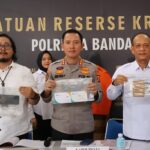 Kapolresta Banda Aceh, Kombes Pol Joko Heri Purwono didampingi Kasat Reskrim Kompol Fadillah Aditya Pratama memberi keterangan pengungkapan kasus TPPO di Mapolresta Banda Aceh, Rabu (25/6). (Foto: For Infoaceh.net)