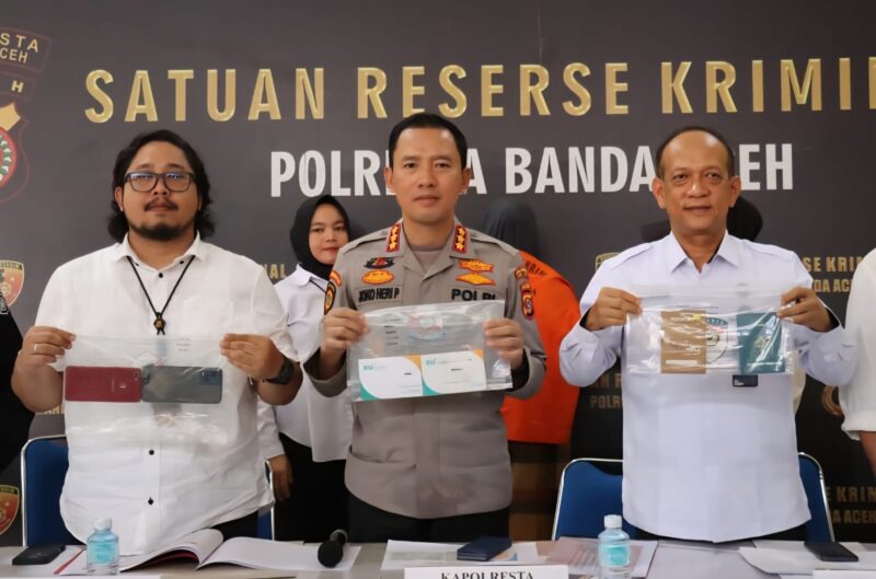 Kapolresta Banda Aceh, Kombes Pol Joko Heri Purwono didampingi Kasat Reskrim Kompol Fadillah Aditya Pratama memberi keterangan pengungkapan kasus TPPO di Mapolresta Banda Aceh, Rabu (25/6). (Foto: For Infoaceh.net)
