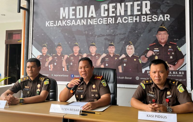 Kajari Aceh Besar, Jemmy Novian Tirayudi SH MH didampingi Kasi Pidsus Lili Suparli SH MH dan Kasi Intelijen Filman Ramadhan SH MH pada konferensi pers di Media Center Kejari Aceh Besar, Kota Jantho, Kamis (26/6). (Foto: Ist)