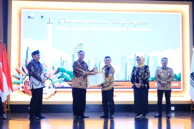 Wagub Aceh Fadhlullah menerima penghargaan yang diserahkan oleh Kepala Arsip Nasional RI, Dr Mego Pinandito, dalam acara penganugerahan di Kantor ANRI, Jakarta, Kamis 26 Juni 2025.