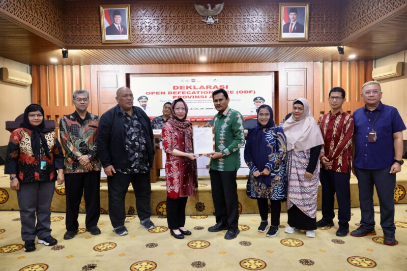Asisten II Sekda Aceh Zulkifli bersama Direktur Kesehatan Lingkungan Kemenkes RI, Then Suyanti dalam deklarasi Bebas Buang Air Besar Sembarangan Provinsi Aceh, di Gedung Serbaguna Setda Aceh, Kamis (25/6). (Foto: Ist)
