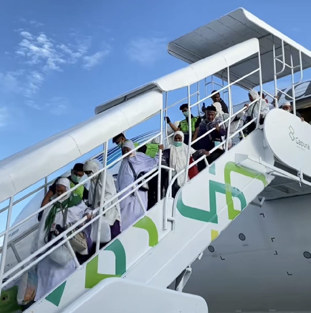 Jamaah haji Aceh kloter 02 tiba di Bandara Internasional SIM Blang Bintang, Aceh Besar, Ahad, 29 Juni 2025. (Foto: Ist)