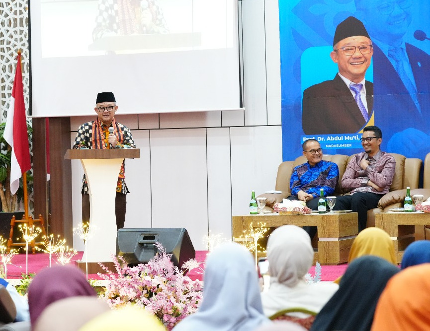 Mendikdasmen Prof Dr Abdul Mu’ti menyampaikan gagasan dan kritik saat menjadi pembicara utama Seminar Peningkatan Kualitas Pendidikan Aceh, Sabtu, 28 Juni 2025 malam, di aula Dinas Pendidikan Aceh. (Foto: Ist)
