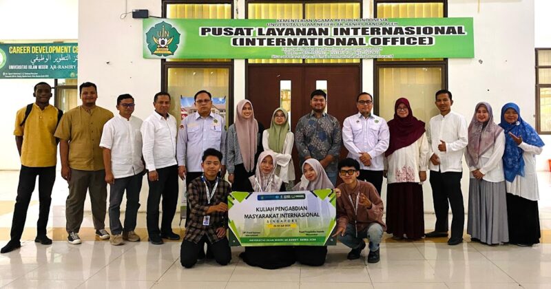 UIN Ar-Raniry melepas tiga mahasiswa yang akan mengikuti Program Mobility di NUS dan UUM. Prosesi pelepasan berlangsung di Ruang Rapat IO UIN Ar-Raniry pada Senin (30/06/2025). (Foto: Humas Ar-Raniry) 