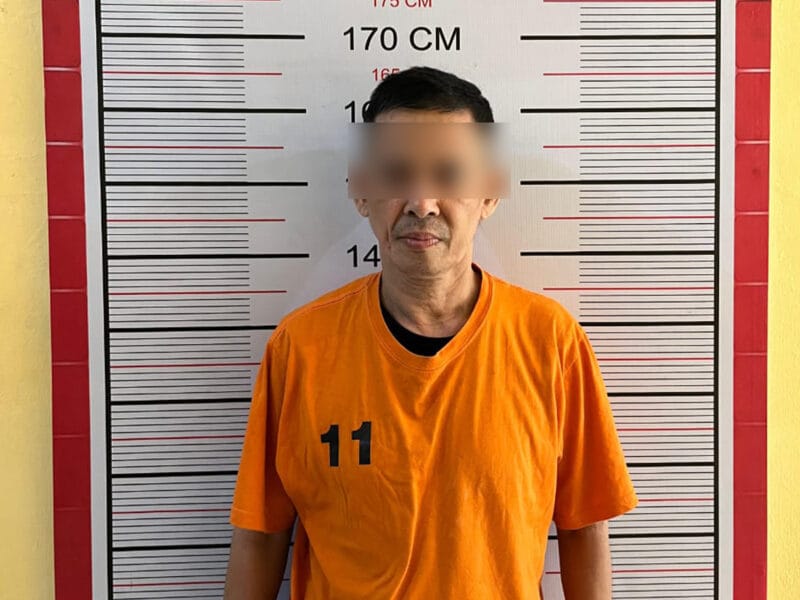 Satreskrim Polres Aceh Utara mengamankan pria berinisial IKN (52) alias Balia, warga Gampong Meunasah Reudeup, Kecamatan Lhoksukon, Aceh Utara, atas kasus penipuan mengaku anggota polisi. (Foto: Dok. Polres Aceh Utara)