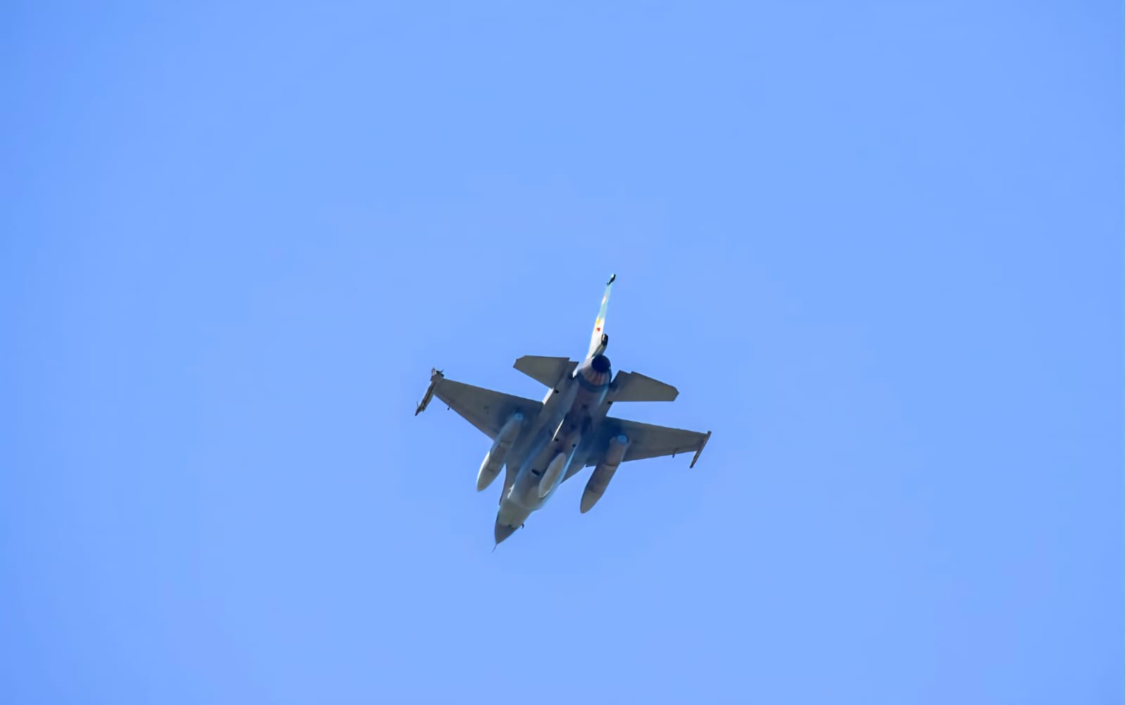 Pesawat tempur F-16 dari Skadron Udara 16 Lanud Roesmin Nurjadin, Pekanbaru, diketahui tengah melakukan manuver dalam rangka Latihan Cakra C mendarat di Lanud SIM, Blang Bintang Aceh Besar, Senin (30/6). (Foto: Ist)