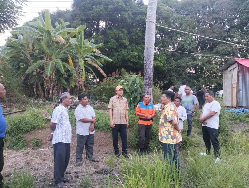 Bupati Aceh Selatan Mirwan MS didampingi Camat Meukek Tahta Amrullah bersama tokoh masyarakat meninjau dan mencari solusi sawah kering kerontang, Ahad (29/6/2025). (Foto: Ist)