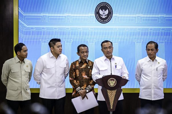 Menteri Sekretaris Negara (Mensesneg), Prasetyo Hadi, menyampaikan keterangan pers kepada awak media di Kompleks Istana Kepresidenan Jakarta, pada Selasa, 10 Juni 2025. (Foto: BPMI Setpres)