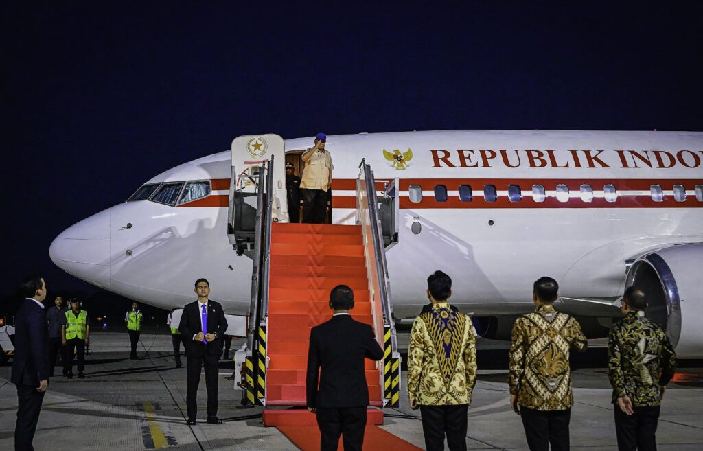 Presiden Prabowo bersama rombongan terbatas bertolak menuju Singapura dari Pangkalan TNI AU Halim Perdanakusuma, Jakarta, pada Minggu sore, 15 Juni 2025. (Foto: BPMI Setpres)