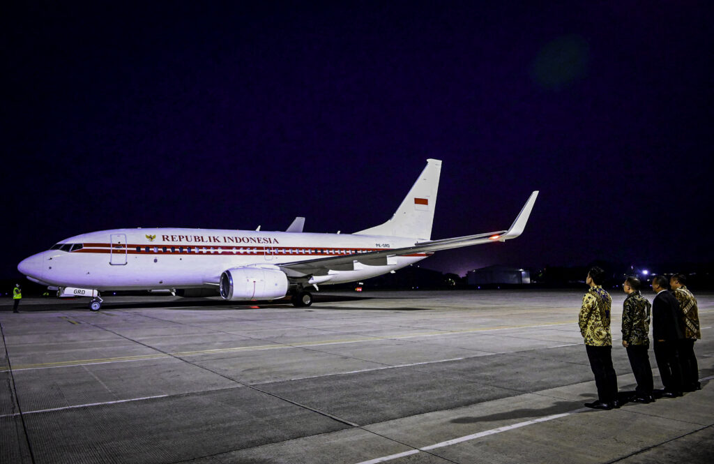 Presiden Prabowo bersama rombongan terbatas bertolak menuju Singapura dari Pangkalan TNI AU Halim Perdanakusuma, Jakarta, pada Minggu sore, 15 Juni 2025. (Foto: BPMI Setpres)
