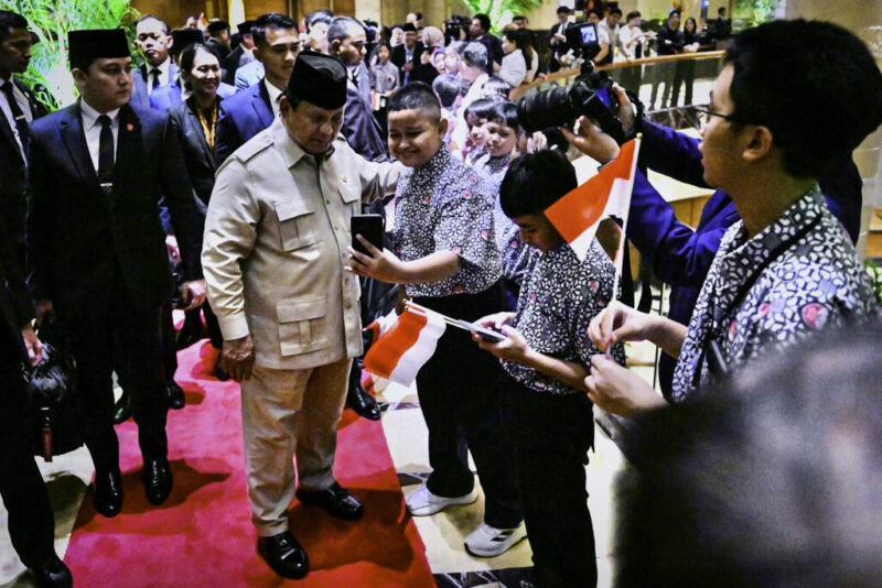 Suasana penuh semangat dan haru menyambut kedatangan Presiden Republik Indonesia Prabowo Subianto di hotel tempatnya bermalam di Singapura, pada Minggu malam, 15 Juni 2025. (Foto: BPMI Setpres)