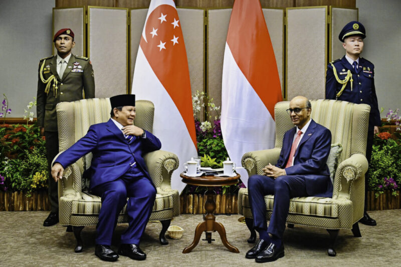 Presiden Republik Indonesia Prabowo Subianto melakukan courtesy call dengan Presiden Singapura, Tharman Shanmugaratnam, di Parliament House Singapura, pada Senin, 16 Juni 2025. (Foto: BPMI Setpres)