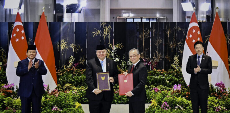 Presiden Republik Indonesia Prabowo Subianto menyaksikan secara langsung penandatanganan dan pengumuman sejumlah nota kesepahaman (MOU) di Parliament House, Singapura, pada Senin, 16 Juni 2025. (Foto: BPMI Setpres)