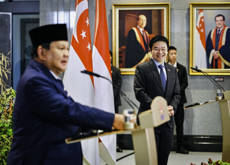 Presiden Prabowo Subianto dan Perdana Menteri (PM) Singapura Lawrence Wong melakukan pernyataan pers bersama usai Leaders’ Retreat yang digelar di Parliament House, Singapura, pada Senin, 16 Juni 2025. (Foto: BPMI Setpres)