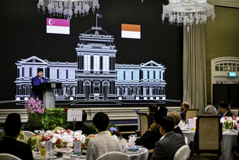 Presiden Republik Indonesia Prabowo Subianto menghadiri jamuan santap siang kenegaraan yang diselenggarakan oleh Presiden Republik Singapura, Tharman Shanmugaratnam, di salah satu hotel di Singapura, pada Senin, 16 Juni 2025. (Foto: BPMI Setpres)