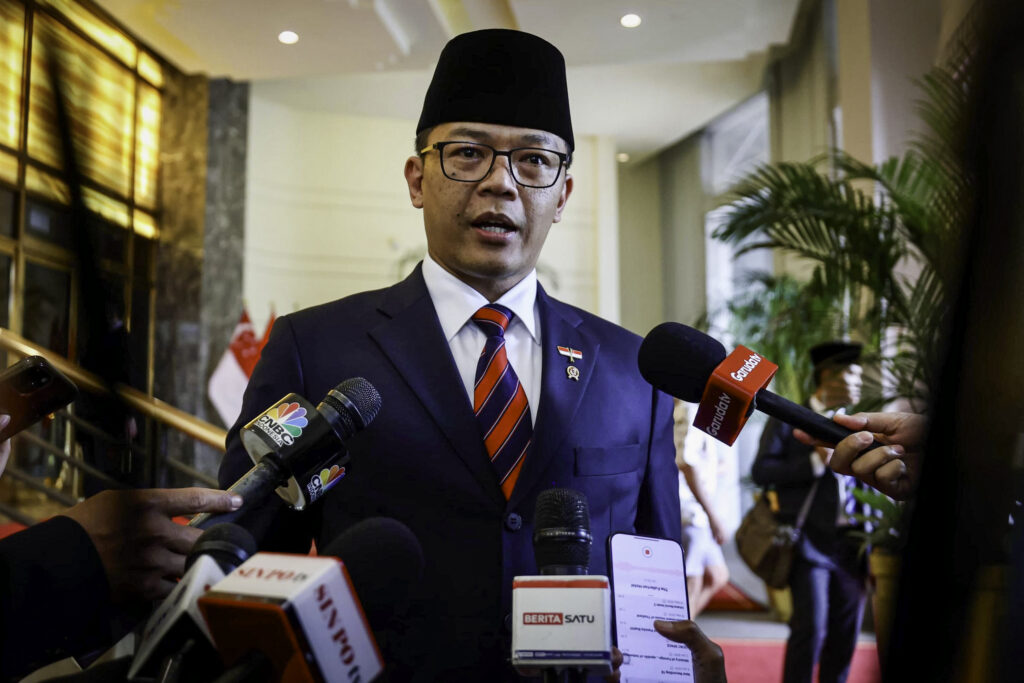 Menteri Luar Negeri Sugiono menyampaikan keterangannya usai mendampingi Presiden Prabowo dalam rangkaian kunjungan kenegaraannya di Singapura, pada Senin, 16 Juni 2025. (Foto: BPMI Setpres)