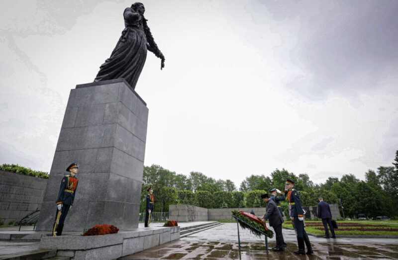 Presiden Republik Indonesia Prabowo Subianto melakukan upacara penghormatan dan peletakan karangan bunga di Piskarovskoye Memorial Cemetery, St. Petersburg, pada Kamis, 19 Juni 2025. (Foto: BPMI Setpres)