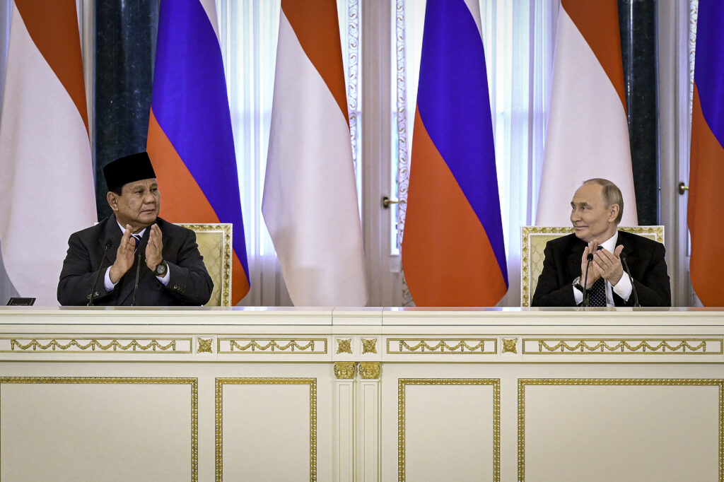 Presiden Republik Indonesia Prabowo Subianto dan Presiden Federasi Rusia Vladimir Putin menyampaikan keterangan pers bersama usai pertemuan resmi yang digelar di Istana Konstantinovsky, St. Petersburg, pada Kamis, 19 Juni 2025. (Foto: BPMI Setpres)