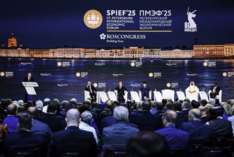 Presiden Prabowo Subianto menghadiri sesi pleno Saint Petersburg International Economic Forum (SPIEF) 2025 di ExpoForum Convention and Exhibition Centre, St. Petersburg, Rusia, pada Jumat, 20 Juni 2025. (Foto: BPMI Setpres)