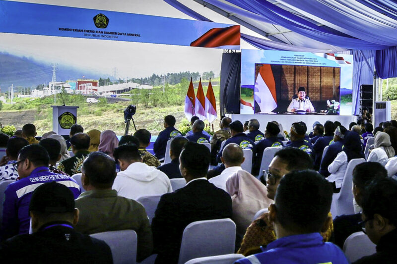 Presiden Prabowo Subianto meresmikan secara hybrid proyek pembangunan dan pengoperasian energi terbarukan di 15 provinsi, peningkatan produksi minyak sebesar 30 ribu barel dari Blok Cepu, serta peletakan batu pertama lima pembangkit listrik tenaga panas bumi (PLTP), pada Kamis, 26 Juni 2025. (Foto: BPMI Setpres)