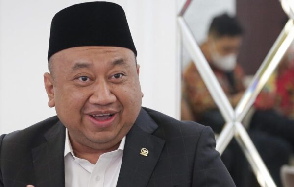 Wakil Ketua Komisi X DPR RI dari Fraksi PKB, Lalu Hadrian Irfani, menegaskan tidak boleh ada lagi guru honorer yang digaji Rp300 ribu per bulan mulai tahun depan.