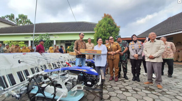 Ketua Komisi IV DPR RI, Siti Hediati Hariyadi Soeharto alias Titiek Soeharto, menyalurkan bantuan tujuh unit alat tanam padi otomatis (rice transplanter) kepada Pemerintah Kabupaten Gunungkidul, Daerah Istimewa Yogyakarta (DIY), Senin (2/6/2025).