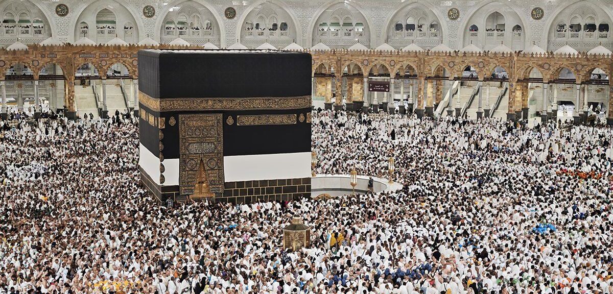 Jutaan jamaah haji dari berbagai negara terus melaksanakan prosesi lempar jamrah di Mina pada hari kedua Tasyrik, Minggu (8/6/2025).