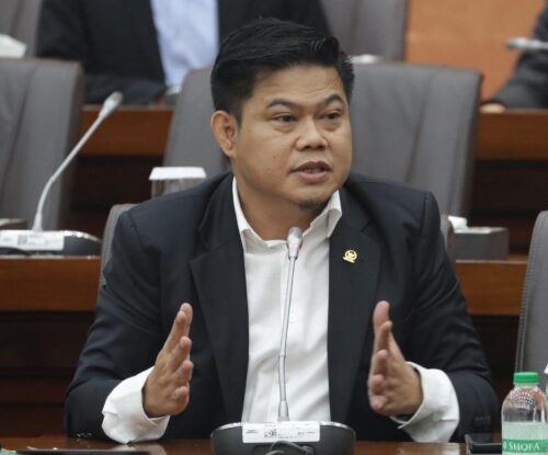 Anggota Komisi I DPR RI Fraksi PKB, Oleh Soleh, menyoroti maraknya akun media sosial palsu (fake account) yang sering dimanfaatkan untuk menggiring opini, menyebar hoaks, ujaran kebencian, hingga praktik perundungan di ruang digital.