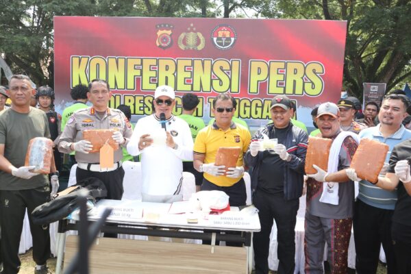 Kapolres Aceh Tenggara AKBP Yulhendri didampingi Bupati Salim Fakhry memperlihatkan barang bukti kasus narkoba kdalam konferensi pers di Lapangan Pemuda, Babussalam, Ahad, 1 Juni 2025.