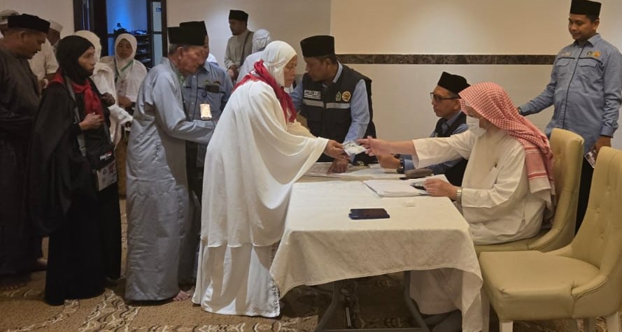 Jamaah Haji Aceh menerima dana wakaf Baitul Asyi di Mekkah, Arab Saudi. (Foto: Alfian/Infoaceh.net)