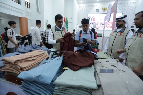 Emirates Red Crescent, lembaga kemanusiaan asal Uni Emirat Arab (UEA) menyalurkan bantuan 1.000 paket baju Lebaran kepada mahasiswa yatim, fakir dan kurang mampu dari seluruh fakultas menjelang Hari Raya Idul Adha 1446 Hijriah, Senin (2/6).