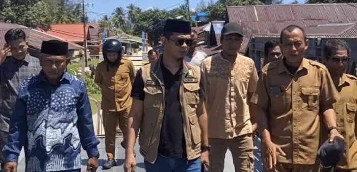 Anggota DPRA dari Dapil 9, Hadi Surya saat mengunjungi Kuala Baru, Aceh Singkil, Senin (2/6). Foto: For Infoaceh.net)