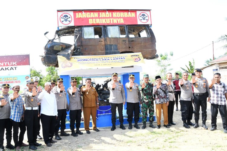 Sebuah mobil dan sepeda motor korban kecelakaan lalu lintas terpajang di atas sebuah monumen, di depan Polsek Julok, Polres Aceh Timur
