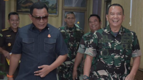 Kajati Aceh Yudi Triadi SH MH menerima kunjungan Komandan Satgas Penertiban Aktivitas Ilegal Migas Mayjen TNI Alvis Anwar, Senin (2/6). (Foto: For Infoaceh.net)