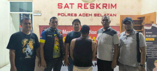 Satreskrim Polres Aceh Selatan mengamankan pria berinisial SK (54), warga Gampong Pinto Rimba, Kecamatan Trumon Timur, seorang ayah yang diduga melakukan rudapaksa anak kandungnya sendiri, hingga korban hamil. (Foto: Dok. Polres Aceh Selatan)