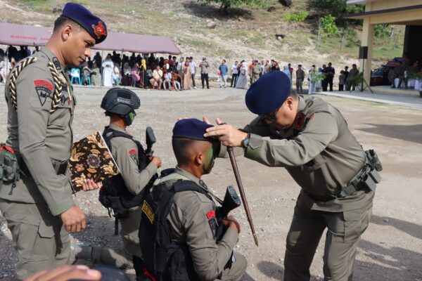 Kapolda Aceh Irjen Pol Achmad Kartiko menyematkan baret biru kepada Bintara dan Tamtama remaja Satuan Brimob Polda Aceh dalam upacara penutupan tradisi pembaretan 2025 di Pusat Latihan Brimob Lamreh, Aceh Besar, Selasa (3/6).