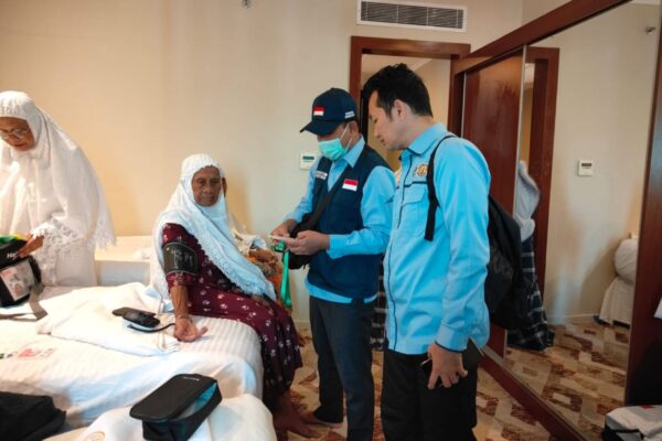 Petugas haji Aceh melakukan visitasi ke kamar-kamar jamaah yang memiliki risiko tinggi untuk memastikan jamaah siap melaksanakan puncak haji wukuf di Arafah. (Foto: For Infoaceh.net)