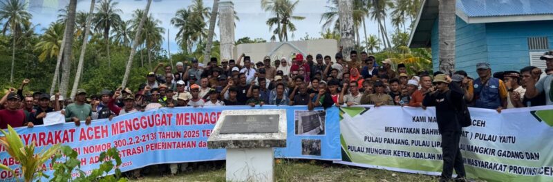 Ratusan warga dari berbagai elemen Selasa (3/6) berkumpul di gugusan empat pulau di Aceh Singkil untuk menggelar deklarasi penegasan Pulau Mangkir Besar, Pulau Mangkir Kecil, Pulau Lipan dan Pulau Panjang merupakan bagian sah dari Provinsi Aceh. (Foto: Ist)
