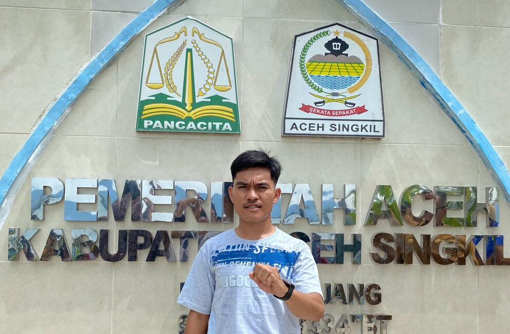 Ketua DPW Alamp Aksi Provinsi Aceh Mahmud Padang di tugu Pulau Panjang, Kabupaten Aceh Singkil