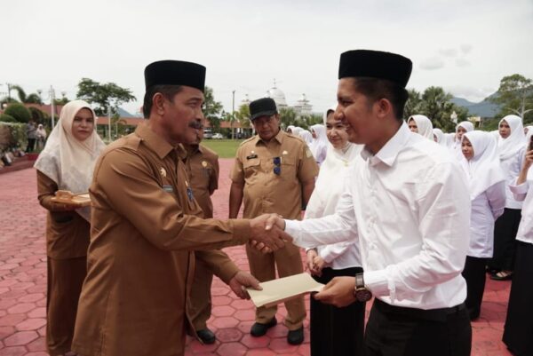 Wakil Bupati Aceh Besar Syukri A Jalil menyerahkan SK pengangkatan 88 CPNS di halaman kantor Bupati Aceh Besar, Kota Jantho, Selasa (3/6).