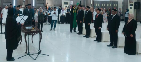 Wali Kota Banda Aceh Illiza Sa’aduddin Djamal melantik Ketua dan Anggota Badan Baitul Mal Kota Banda Aceh periode 2025–2030 di aula lantai IV Gedung Mawardy Nurdin, Balai Kota Banda Aceh, Rabu (4/6). (Foto: For Infoaceh.net)