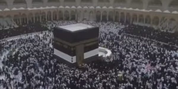 Perempuan di Mekkah punya tradisi khusus saat para jamaah hendak wukuf. Mereka mendatangi Masjidil Haram untuk beribadah atau disebut Yaumul Khulaif. (Foto: Ist)