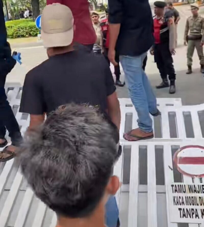 Warga menuntut pembagian uang meugang yang menyebabkan pintu gerbang Pendopo Gubernur Aceh roboh pada Kamis (5/6/2025). (Foto: For Infoaceh.net)