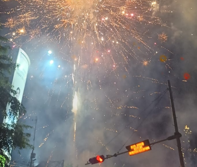 Pesta kembang api meriahkan malam takbiran menyambut Hari Raya Idul Adha 1446 Hijriah, Kamis malam (5/6/2025)