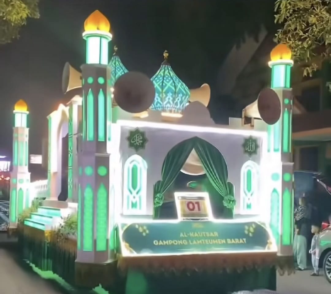Gampong Lamteumen Barat dari Kecamatan Jaya Baru menyabet Juara I gelaran Pawai Takbir Hari Raya Idul Adha 1446 Hijriah di Banda Aceh yang digelar Kamis malam, 5 Juni 2025. (Foto: Ist)