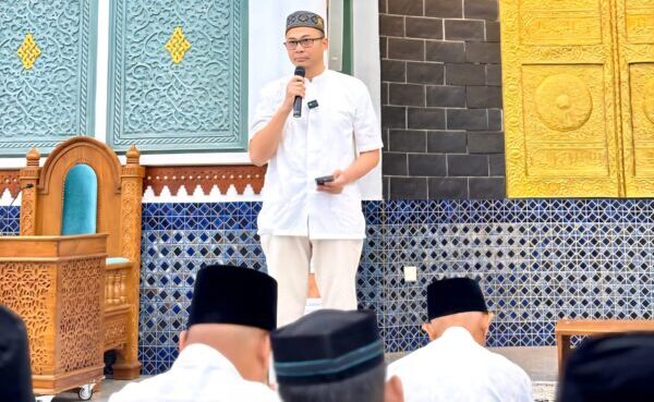 Regional CEO BSI Aceh, Imsak Ramadhan menyampaikan sambutan usai shalat subuh berjamaah di Masjid Raya Baiturrahman Banda Aceh, Sabtu (7/6).